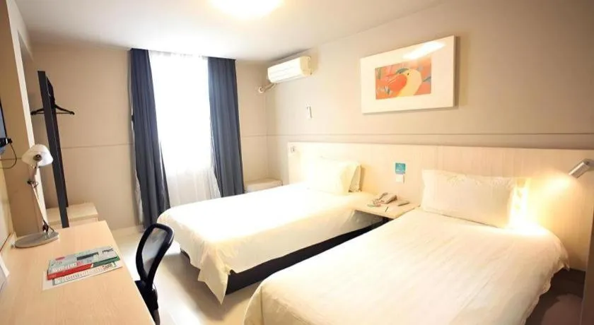 Bed in Jinjiang Inn Yueyang Railway Station