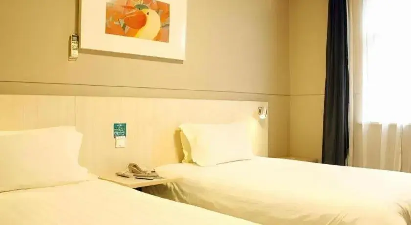 Bed in Jinjiang Inn Yueyang Railway Station Bed in Jinjiang Inn Yueyang Railway Station