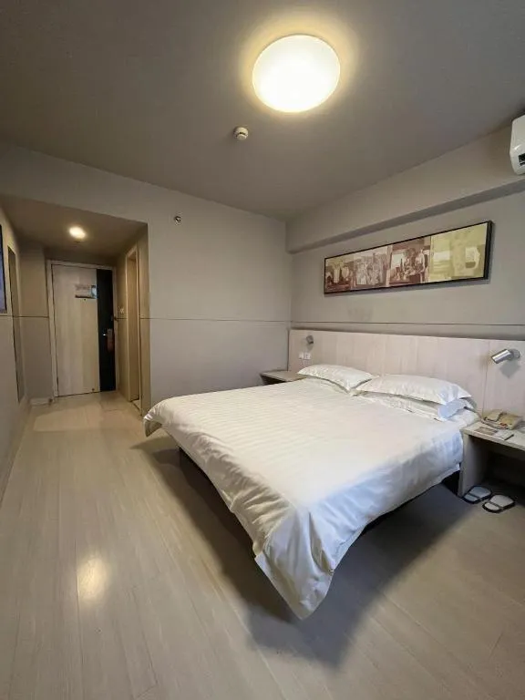 Bed in Jinjiang Inn Yueyang Railway Station