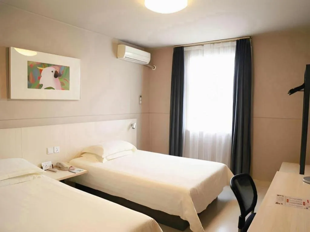 Bed in Jinjiang Inn Yueyang Railway Station