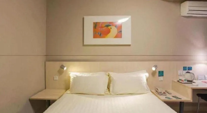 Bed in Jinjiang Inn Yueyang Railway Station