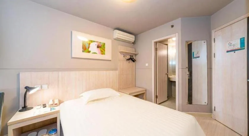 Bed in Jinjiang Inn Xi'an Dayan Tower Xiaozhai Metro Station