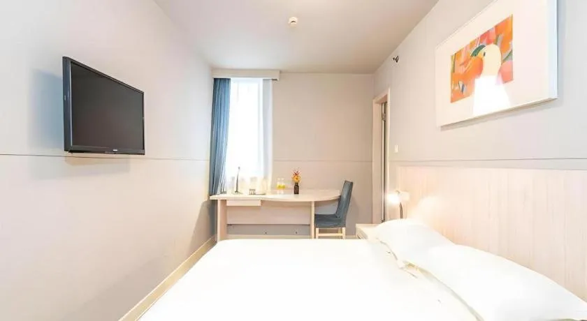 Bed in Jinjiang Inn Xi'an Dayan Tower Xiaozhai Metro Station