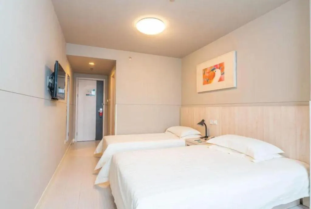 Bed in Jinjiang Inn Xi'an Dayan Tower Xiaozhai Metro Station