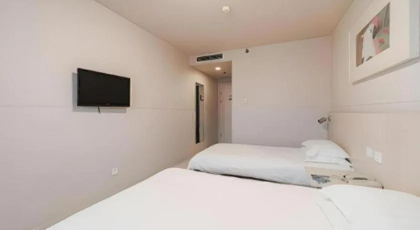 Bed in Jinjiang Inn Beijing Capital International Airport New Expo Metro Station