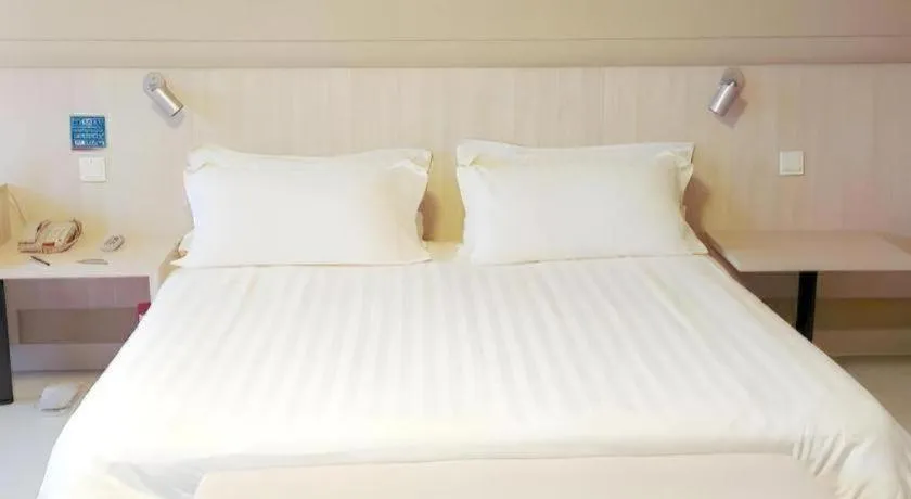 Bed in Jinjiang Inn Beijing Capital International Airport New Expo Metro Station