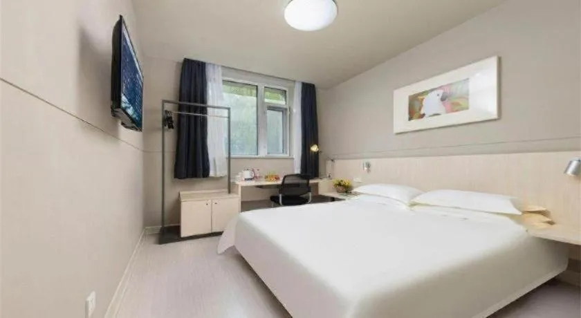 Bed in Jinjiang Inn Huizhou Xihu Lake Shuidong Street River View