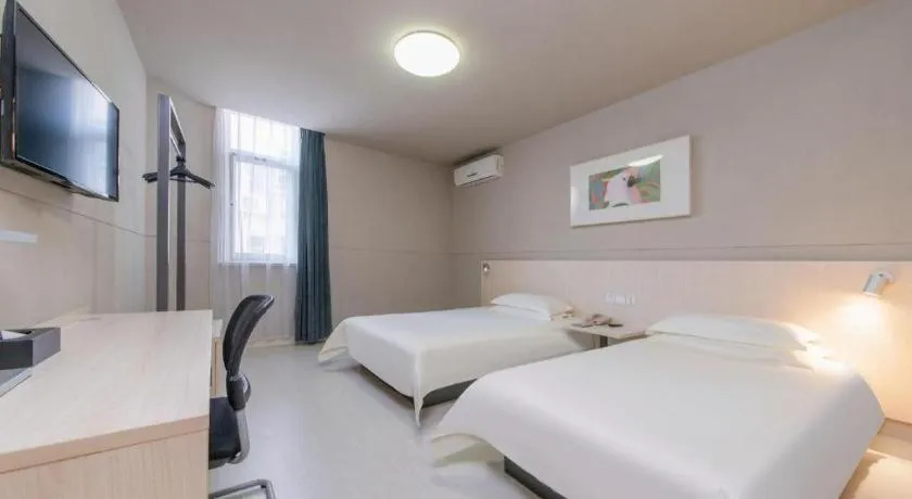 Bed in Jinjiang Inn Huizhou Xihu Lake Shuidong Street River View