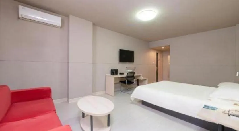 Bed in Jinjiang Inn Huizhou Xihu Lake Shuidong Street River View