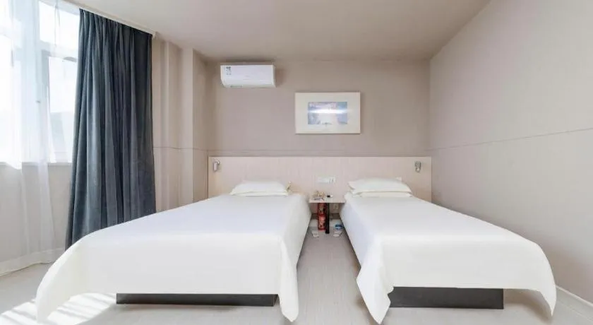 Bed in Jinjiang Inn Huizhou Xihu Lake Shuidong Street River View