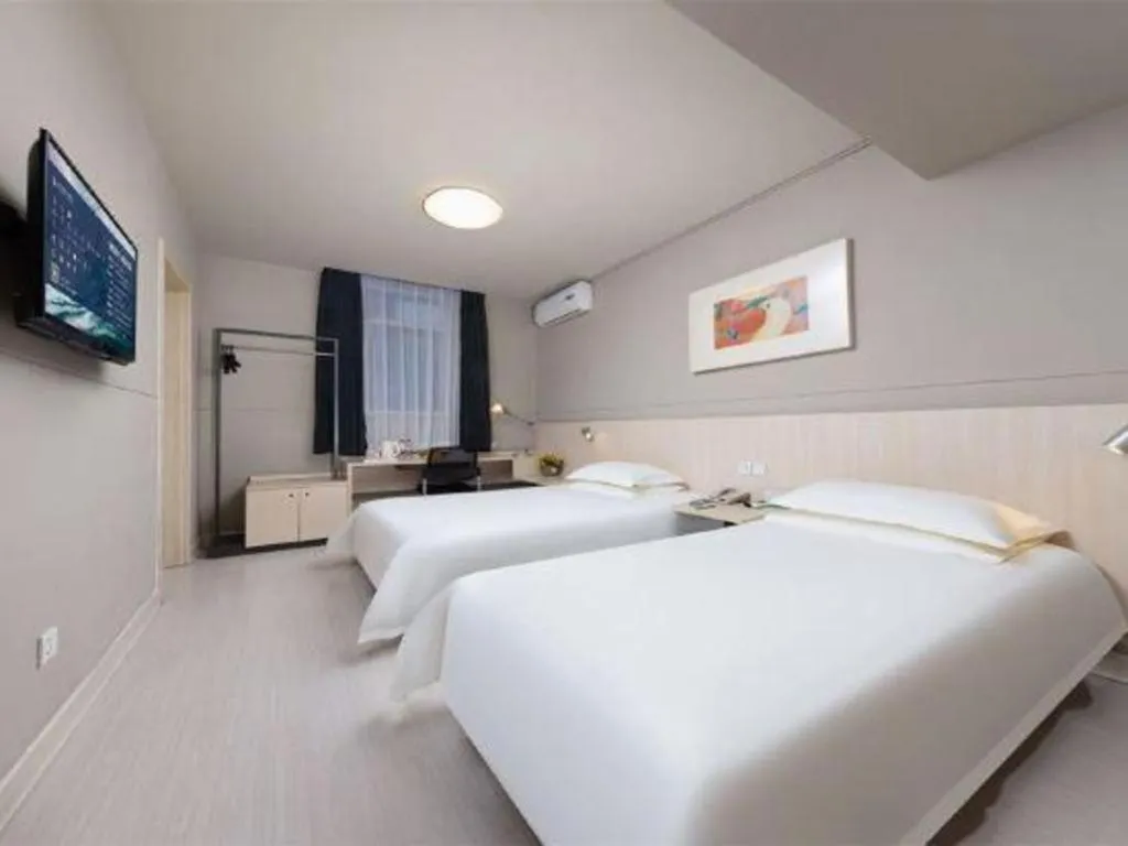 Bed in Jinjiang Inn Huizhou Xihu Lake Shuidong Street River View