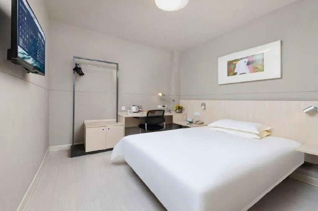 Bed in Jinjiang Inn Huizhou Xihu Lake Shuidong Street River View