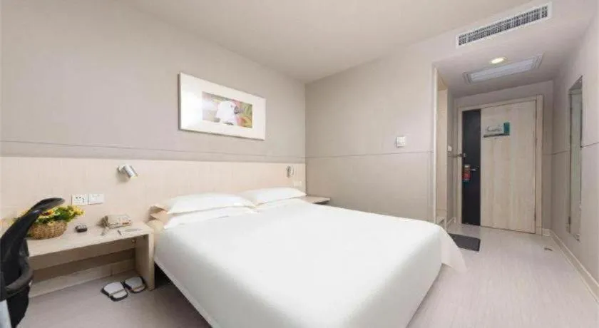 Bed in Jinjiang Inn Huizhou Xihu Lake Shuidong Street River View