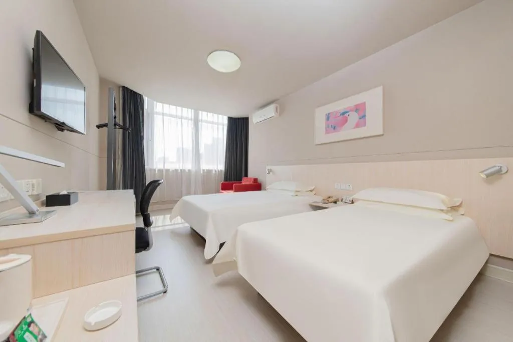 Bed in Jinjiang Inn Huizhou Xihu Lake Shuidong Street River View