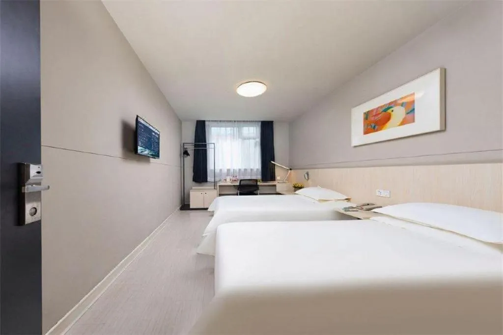 Bed in Jinjiang Inn Huizhou Xihu Lake Shuidong Street River View