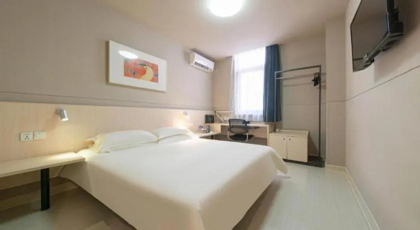 Bed in Jinjiang Inn Huizhou Xihu Lake Shuidong Street River View