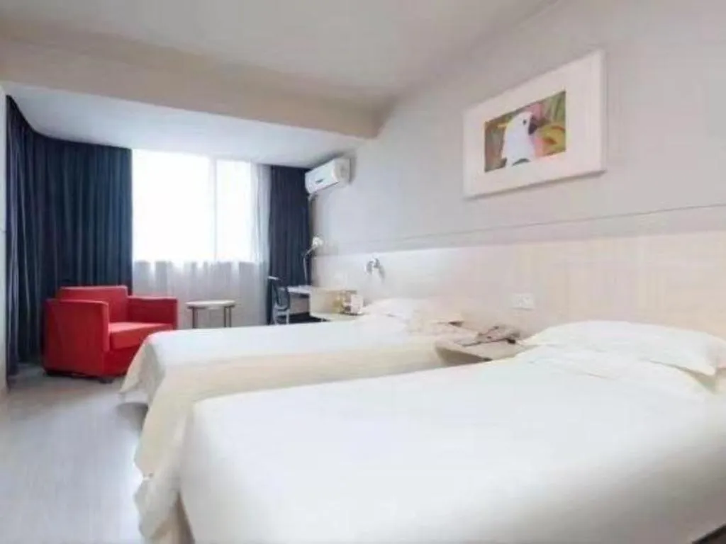 Bed in Jinjiang Inn Huizhou Xihu Lake Shuidong Street River View