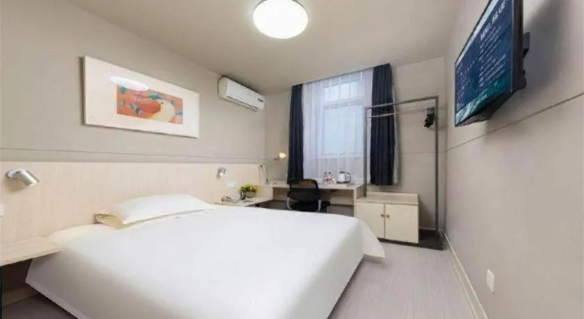 Bed in Jinjiang Inn Huizhou Xihu Lake Shuidong Street River View