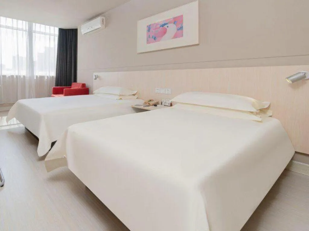 Bed in Jinjiang Inn Huizhou Xihu Lake Shuidong Street River View