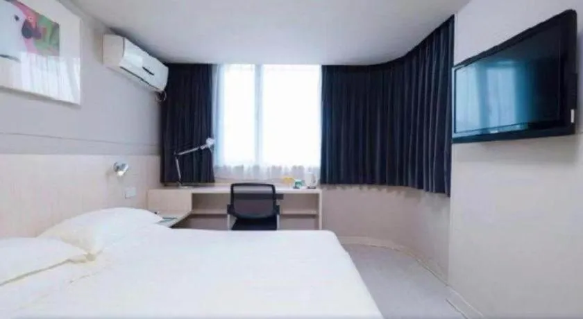 Bed in Jinjiang Inn Huizhou Xihu Lake Shuidong Street River View