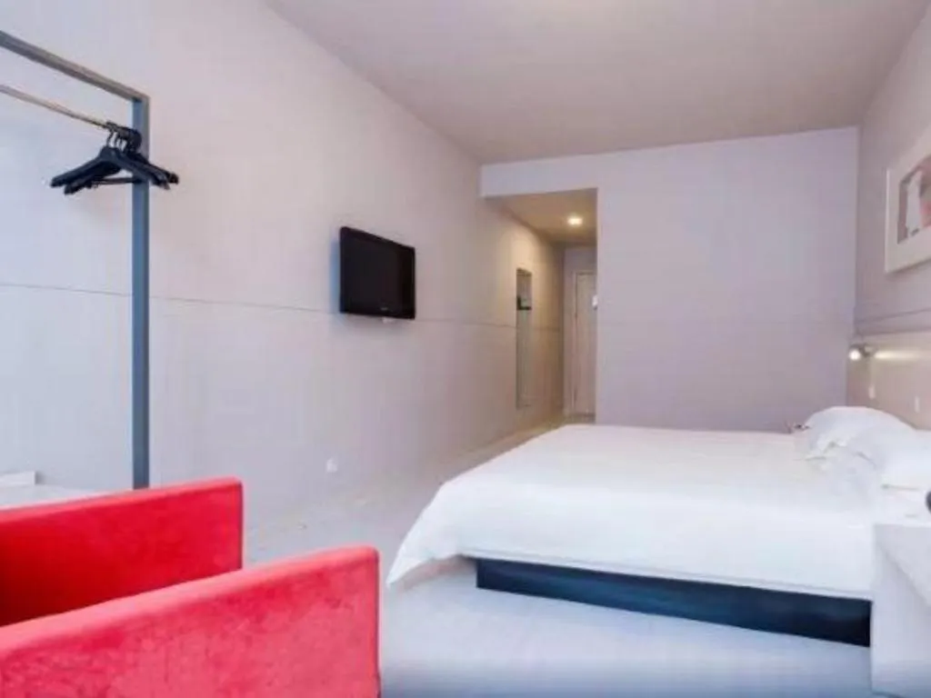 Bed in Jinjiang Inn Huizhou Xihu Lake Shuidong Street River View