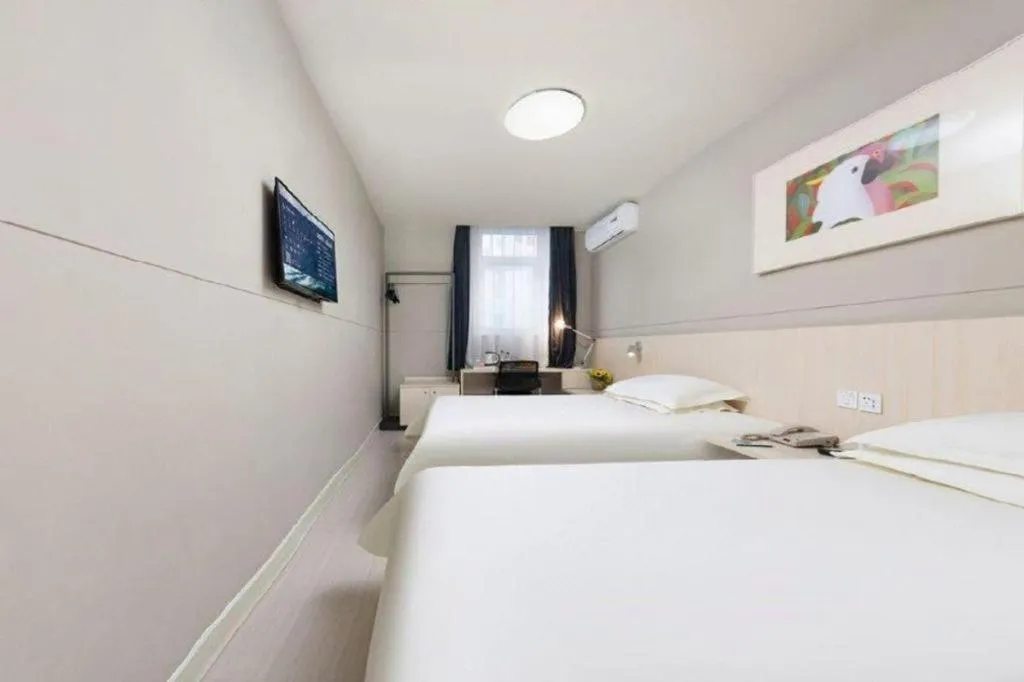 Bed in Jinjiang Inn Huizhou Xihu Lake Shuidong Street River View