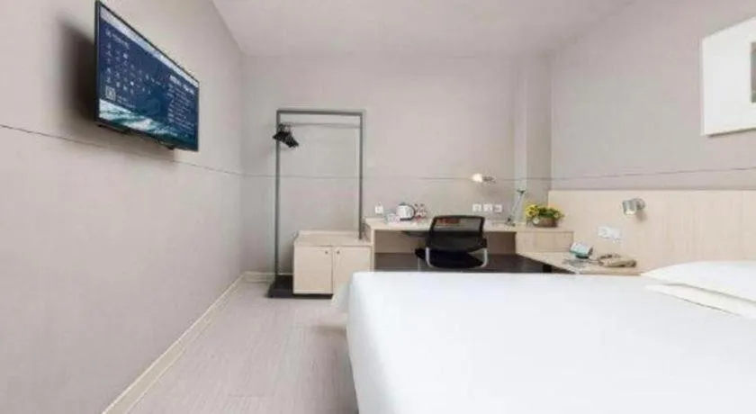 Bed in Jinjiang Inn Huizhou Xihu Lake Shuidong Street River View