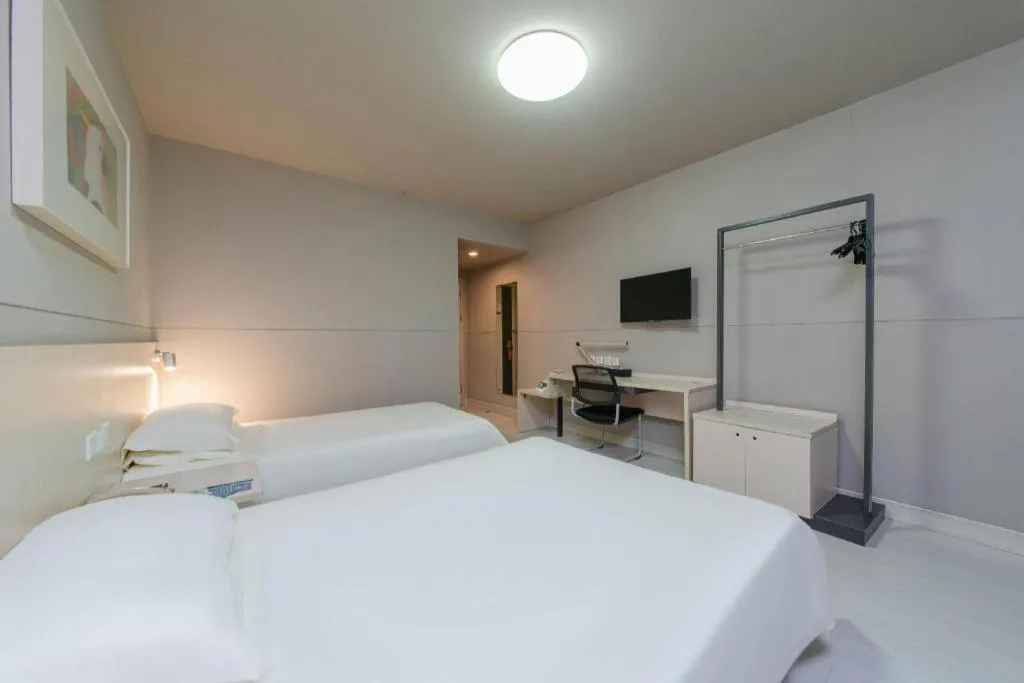 Bed in Jinjiang Inn Huizhou Xihu Lake Shuidong Street River View