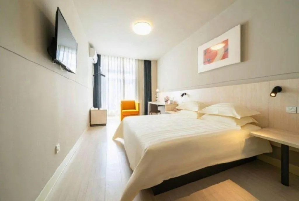 Bed in Jinjiang Inn Huizhou Xihu Lake Shuidong Street River View