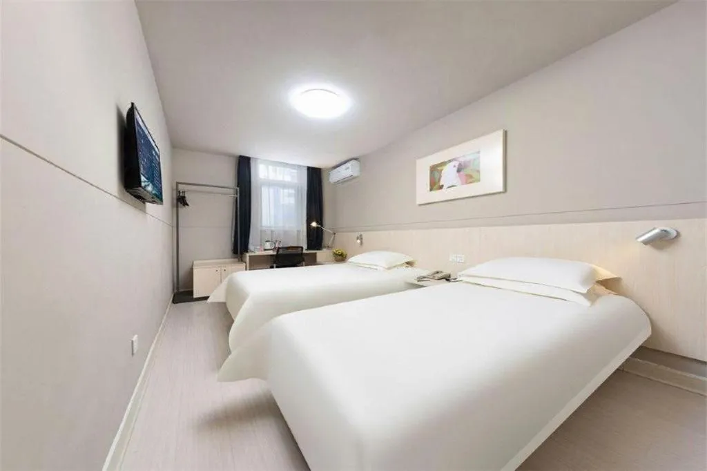 Bed in Jinjiang Inn Huizhou Xihu Lake Shuidong Street River View
