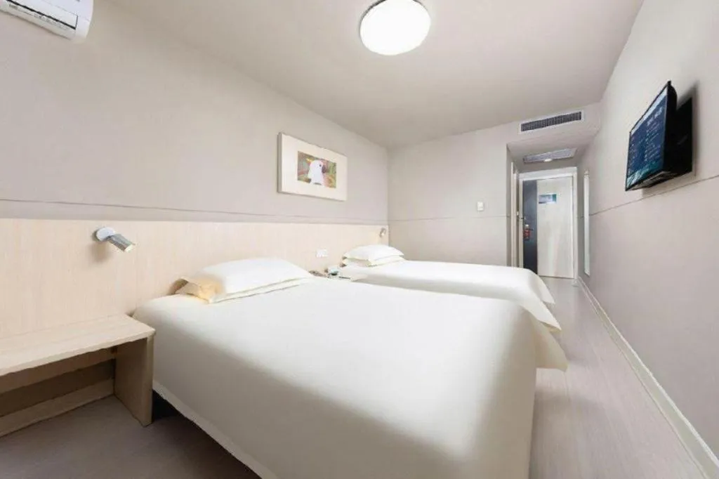 Bed in Jinjiang Inn Huizhou Xihu Lake Shuidong Street River View