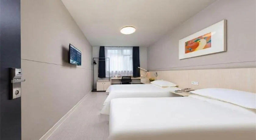 Bed in Jinjiang Inn Huizhou Xihu Lake Shuidong Street River View