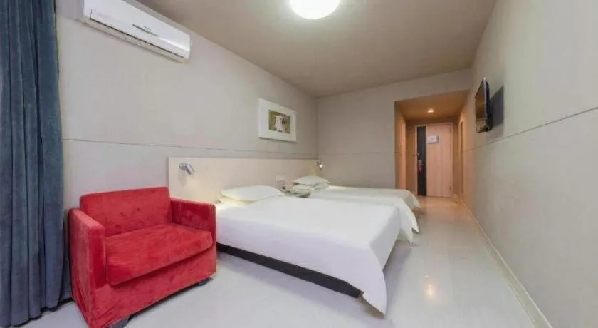 Bed in Jinjiang Inn Huizhou Xihu Lake Shuidong Street River View