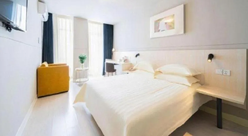 Bed in Jinjiang Inn Huizhou Xihu Lake Shuidong Street River View