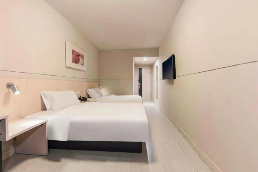 Bed in Jinjiang Inn Huizhou Xihu Lake Shuidong Street River View