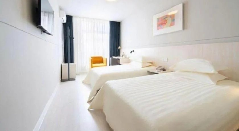 Bed in Jinjiang Inn Huizhou Xihu Lake Shuidong Street River View