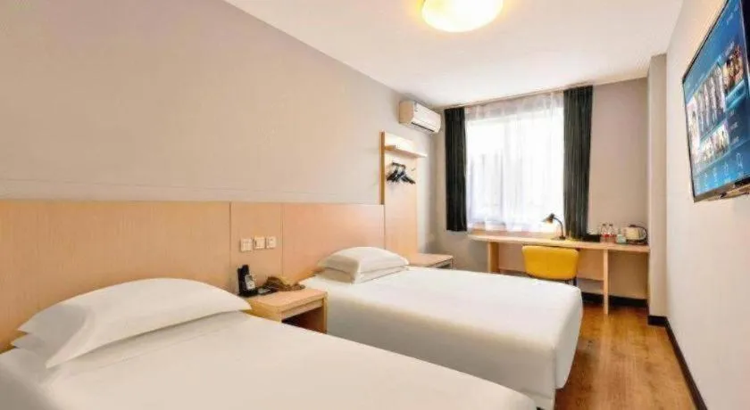 Bed in Jinjiang Inn Huizhou Xihu Lake Shuidong Street River View