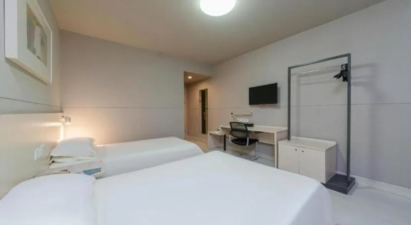 Bed in Jinjiang Inn Huizhou Xihu Lake Shuidong Street River View