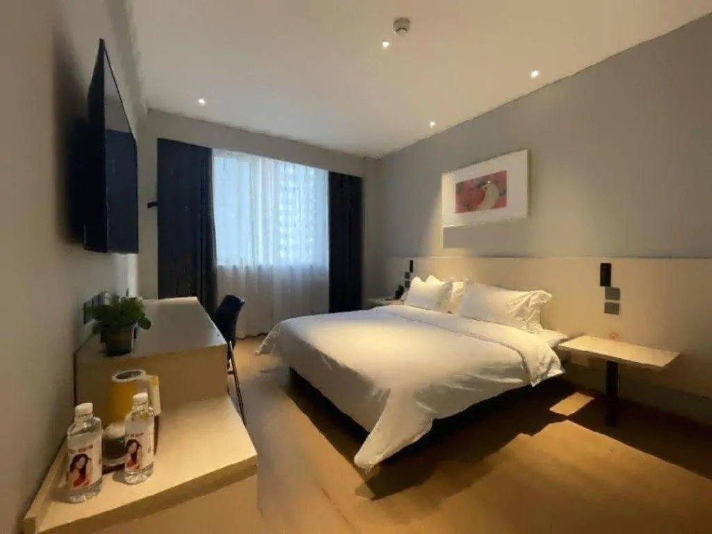 Bed in Jinjiang Inn Huizhou Xihu Lake Shuidong Street River View