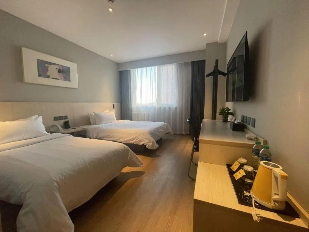 Bed in Jinjiang Inn Huizhou Xihu Lake Shuidong Street River View