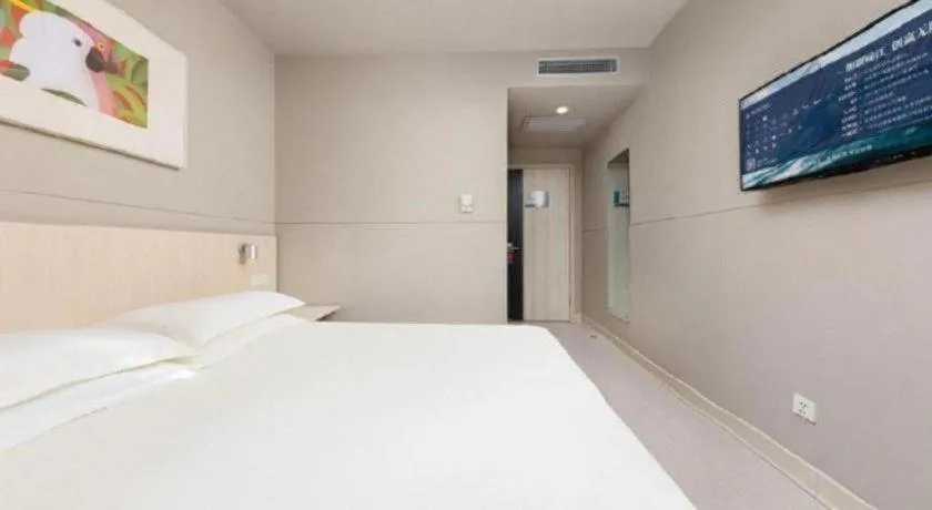 Bed in Jinjiang Inn Huizhou Xihu Lake Shuidong Street River View