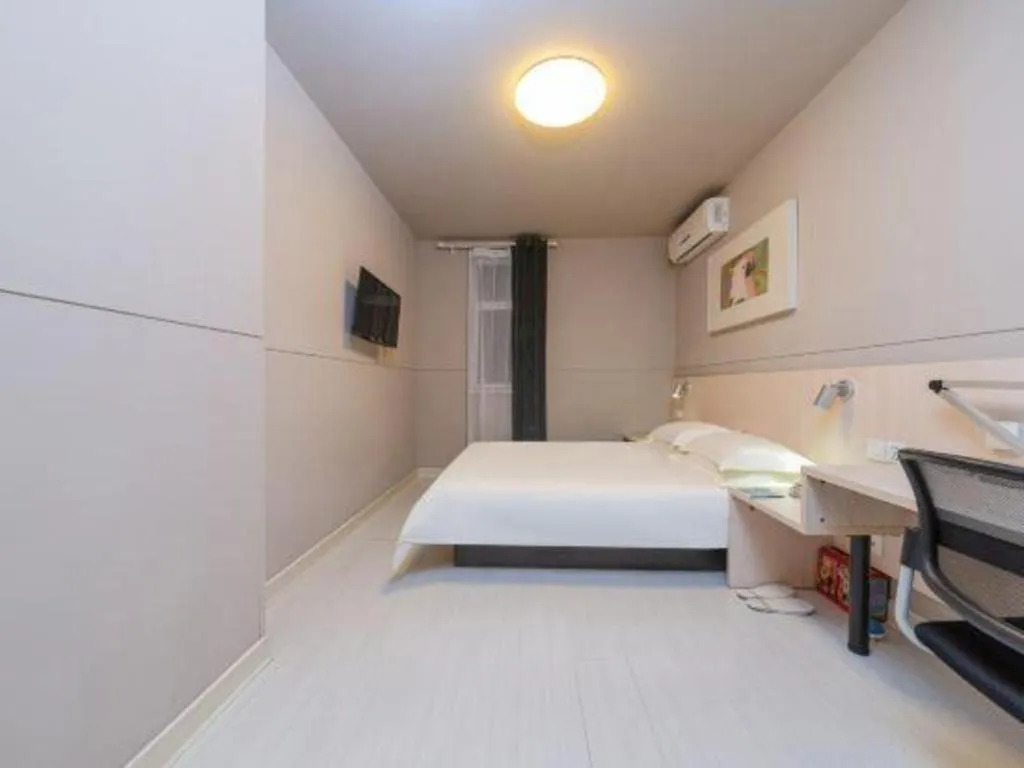 Bed in Jinjiang Inn Huizhou Xihu Lake Shuidong Street River View