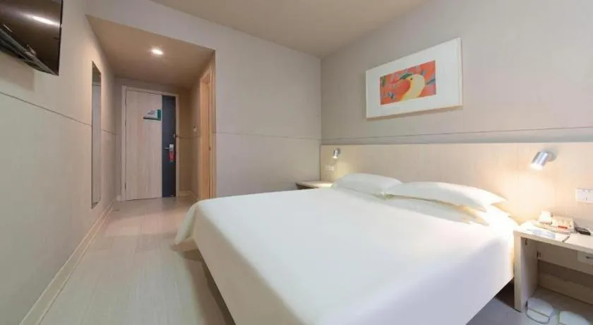 Bed in Jinjiang Inn Huizhou Xihu Lake Shuidong Street River View