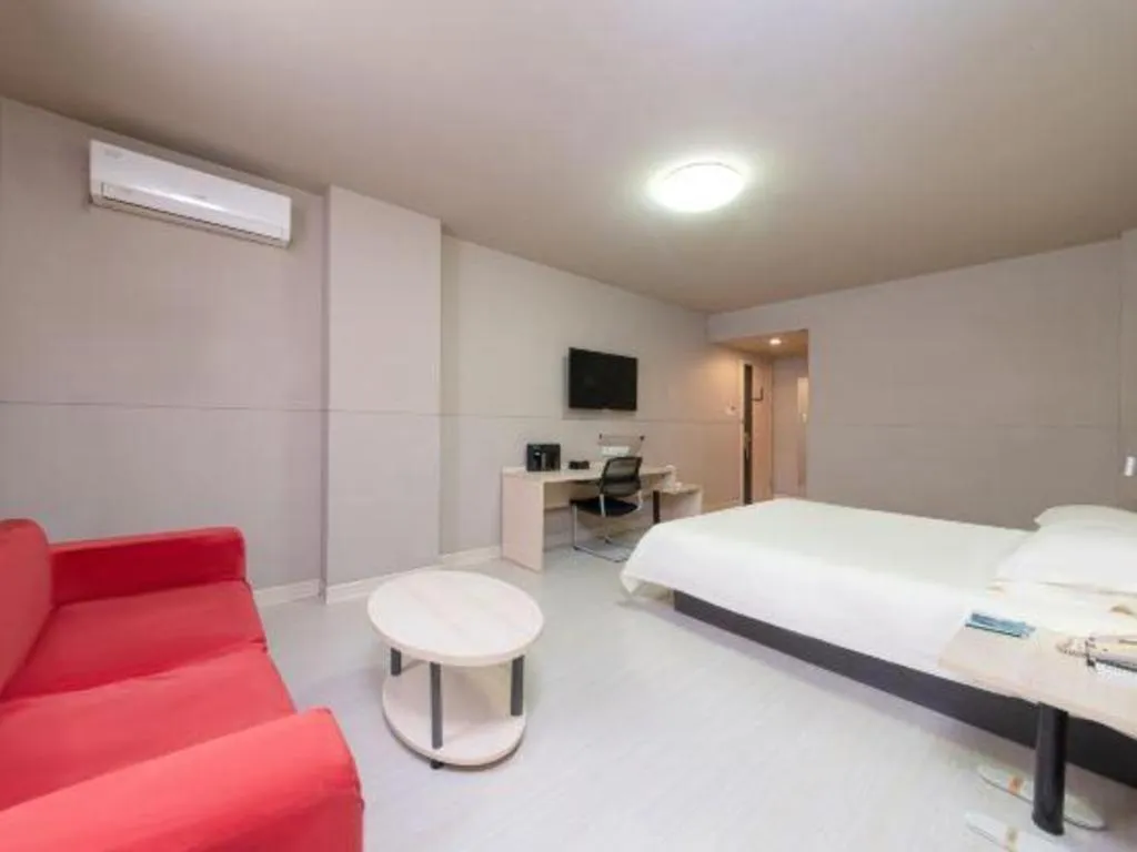 Bed in Jinjiang Inn Huizhou Xihu Lake Shuidong Street River View