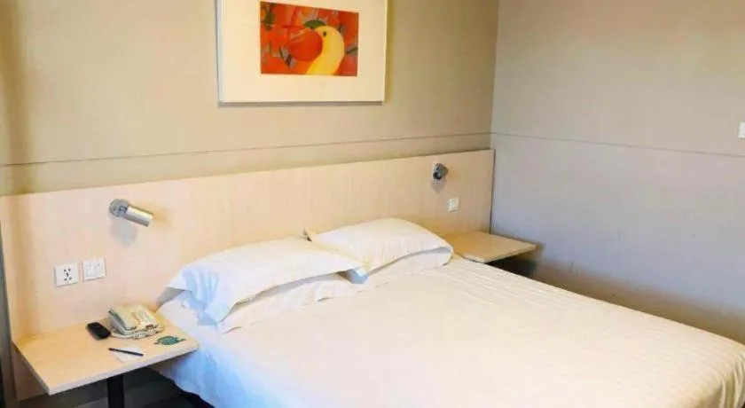 Bed in Jinjiang Inn Ulanqab Jining 1st Middle School