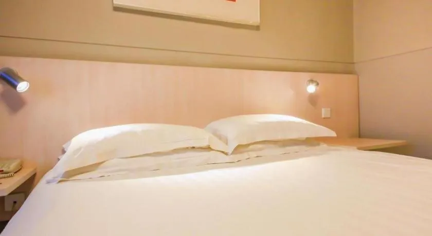 Bed in Jinjiang Inn Ulanqab Jining 1st Middle School