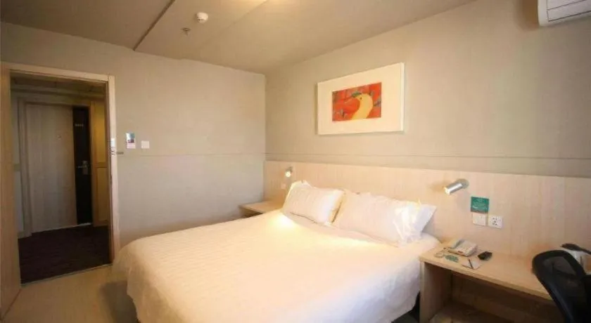Bed in Jinjiang Inn Ulanqab Jining 1st Middle School