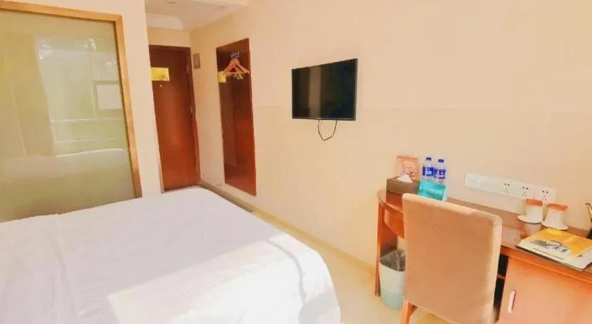 Bed in GreenTree Inn Shenzhen Guanggang Port Futian South Road Express Hotel