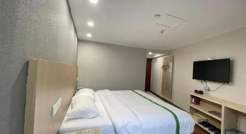 Bed in GreenTree Inn Shenzhen Guanggang Port Futian South Road Express Hotel