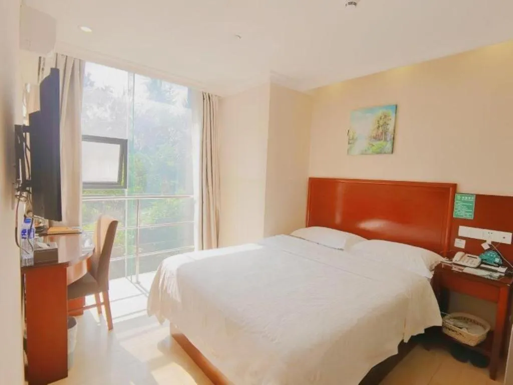 Bed in GreenTree Inn Shenzhen Guanggang Port Futian South Road Express Hotel
